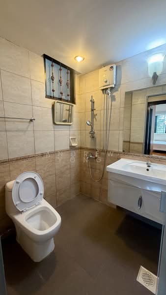 Regent Heights Condominium For Sale at S$ 1,090,000 | PropertyGuru Singapore - Common Bathroom