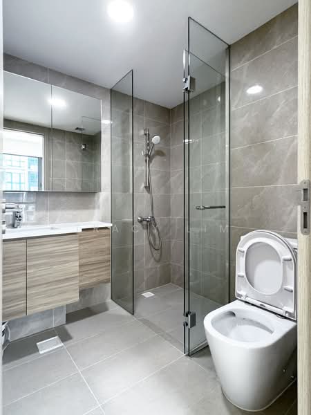 Treasure at Tampines Condominium For Sale at S$ 1,250,000 | PropertyGuru Singapore - Bathroom