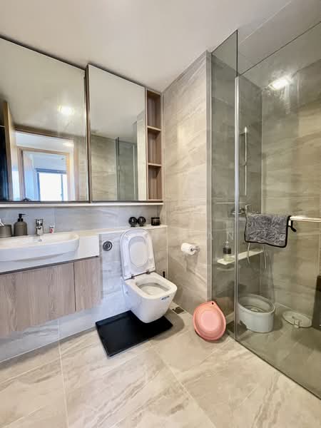 Twin VEW, 93 West Coast Vale, 2 Bedrooms, 743 sqft, Condominium For Rent, by Julin Tan, 500071444 - Bathroom - PropertyGuru.com.sg