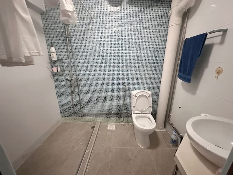 234 Simei Street 4 HDB Flat For Sale at S$ 868,000 | PropertyGuru Singapore - Bathroom