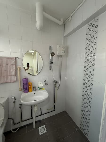 271 Bukit Batok East Avenue 4, 271 Bukit Batok East Avenue 4, 2 Bedrooms, 800 sqft, HDB Flat For Rent, by Ibsen Ng, 500071474 - Bathroom - PropertyGuru.com.sg