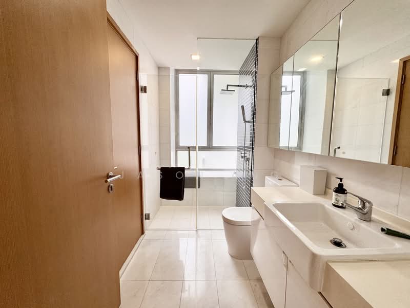 OLA Residences @ Mountbatten, 839 Mountbatten Road, 3 Bedrooms, 1,550 sqft, Condominium For Rent, by Jason Ang, 500071479 - Common bathroom - PropertyGuru.com.sg