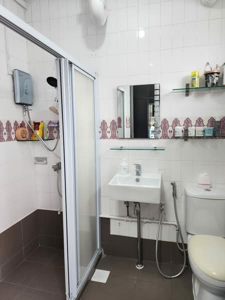 540 Serangoon North Avenue 4 HDB Flat For Sale at S$ 880,000 | PropertyGuru Singapore - Bathroom