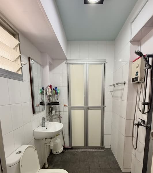 624C Punggol Central HDB Flat For Sale at S$ 398,000 | PropertyGuru Singapore - Bathroom