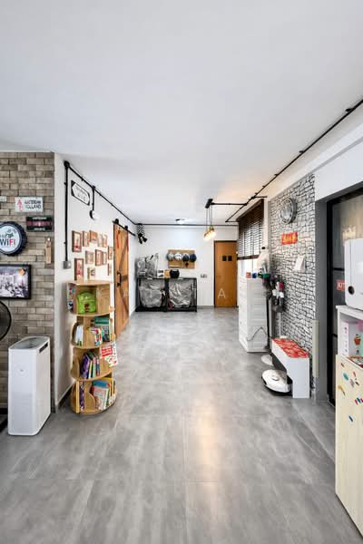 515C Tampines Central 7 HDB Flat For Sale at S$ 1,065,000 | PropertyGuru Singapore - Dining/ Study