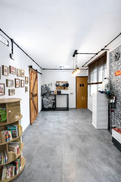 515C Tampines Central 7 HDB Flat For Sale at S$ 1,065,000 | PropertyGuru Singapore - Dining/ Study