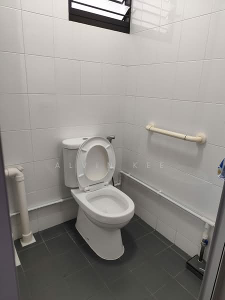 501 Ang Mo Kio Avenue 5 HDB Flat For Sale at S$ 768,000 | PropertyGuru Singapore - Bathroom