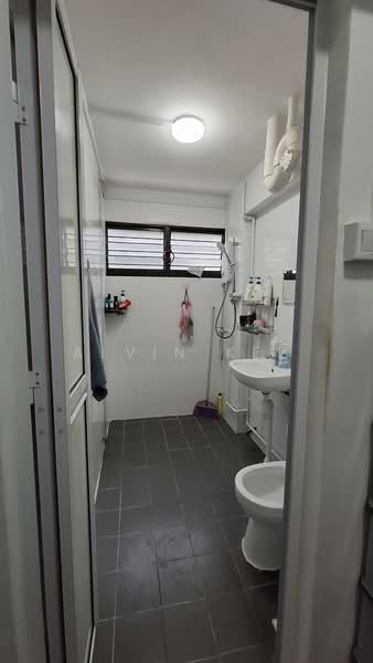 501 Ang Mo Kio Avenue 5 HDB Flat For Sale at S$ 768,000 | PropertyGuru Singapore - Bathroom