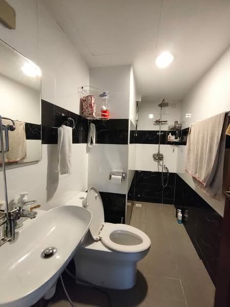 152 Lorong 2 Toa Payoh HDB Flat For Sale at S$ 908,000 | PropertyGuru Singapore - Bathroom