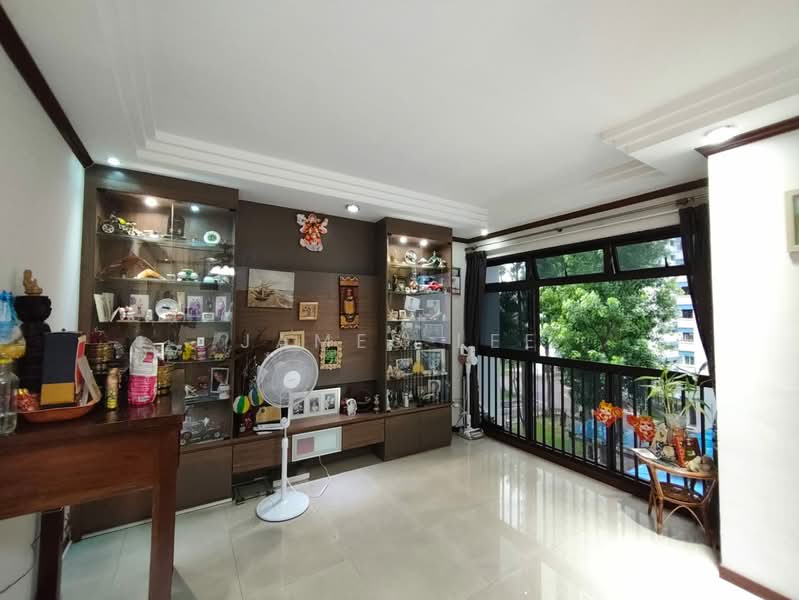 152 Lorong 2 Toa Payoh HDB Flat For Sale at S$ 908,000 | PropertyGuru Singapore - Living Room