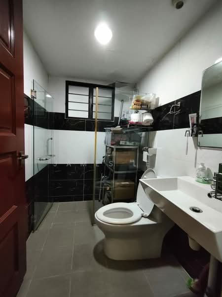 152 Lorong 2 Toa Payoh HDB Flat For Sale at S$ 908,000 | PropertyGuru Singapore - Bathroom