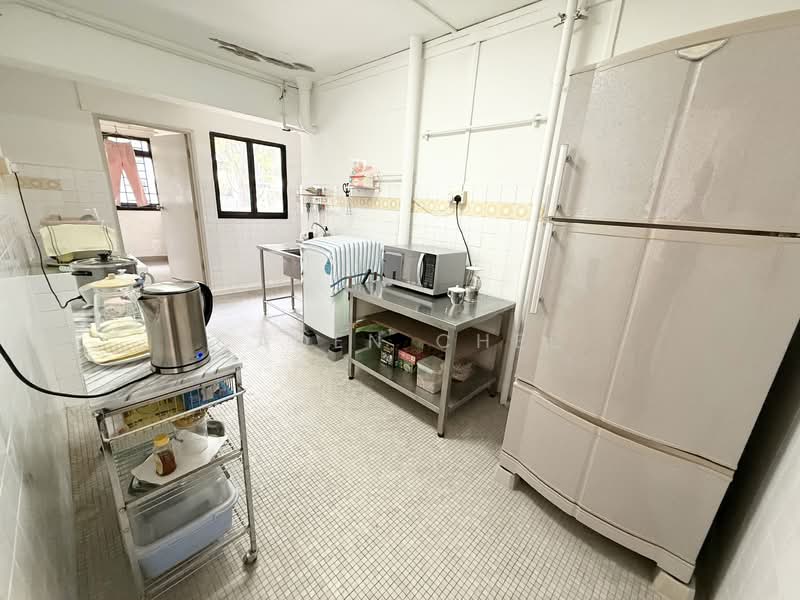 305 Ang Mo Kio Avenue 1 HDB Flat For Sale at S$ 750,000 | PropertyGuru Singapore - Kitchen