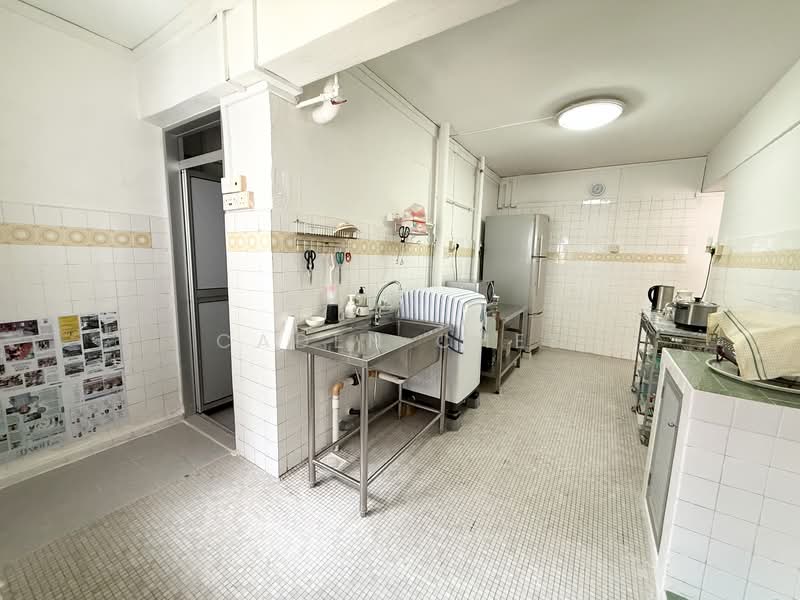 305 Ang Mo Kio Avenue 1 HDB Flat For Sale at S$ 750,000 | PropertyGuru Singapore - Kitchen