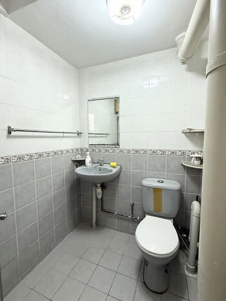 305 Ang Mo Kio Avenue 1 HDB Flat For Sale at S$ 750,000 | PropertyGuru Singapore - Bathroom