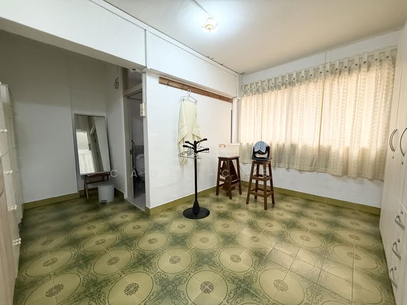 305 Ang Mo Kio Avenue 1 HDB Flat For Sale at S$ 750,000 | PropertyGuru Singapore - Master Bedroom
