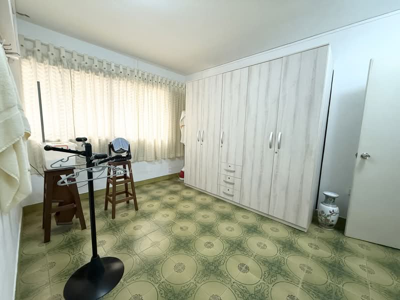 305 Ang Mo Kio Avenue 1 HDB Flat For Sale at S$ 750,000 | PropertyGuru Singapore - Master Bedroom