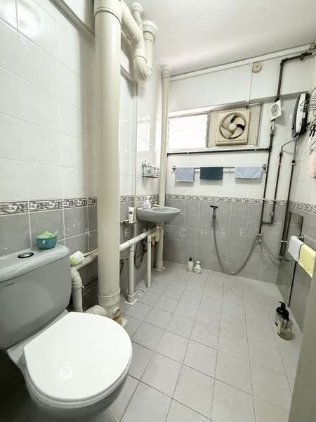 305 Ang Mo Kio Avenue 1 HDB Flat For Sale at S$ 750,000 | PropertyGuru Singapore - Bathroom