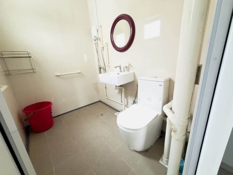 393 Yishun Avenue 6 HDB Flat For Sale at S$ 555,888 | PropertyGuru Singapore - Bathroom