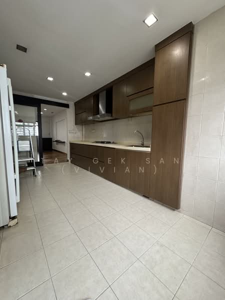 530 Jurong West Street 52 HDB Flat For Sale at S$ 428,000 | PropertyGuru Singapore - Kitchen