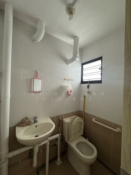 530 Jurong West Street 52 HDB Flat For Sale at S$ 428,000 | PropertyGuru Singapore - Bathroom