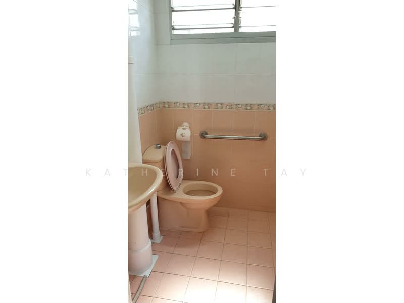 320 Clementi Avenue 4, 320 Clementi Avenue 4, 2 Bedrooms, 720 sqft, HDB Flat For Rent, by Katherine Tay, 500071656 - Bathroom - PropertyGuru.com.sg