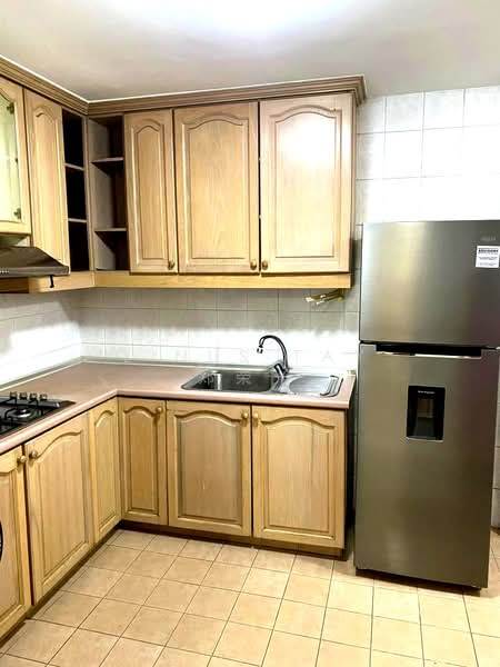 La Crystal Condominium For Sale at S$ 2,350,000 | PropertyGuru Singapore - Functional enclosed kitchen with yard 