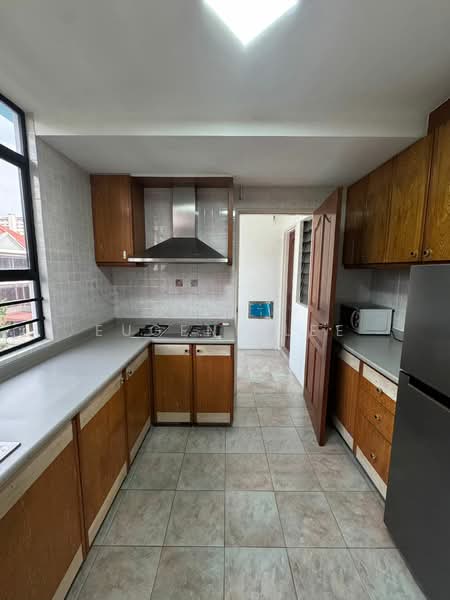 Casa Sarina Condominium For Sale at S$ 1,750,000 | PropertyGuru Singapore - Kitchen