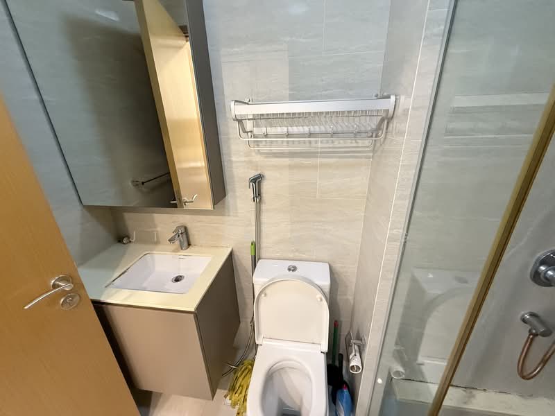 Waterfront @ Faber Apartment For Sale at S$ 1,800,000 | PropertyGuru Singapore - Bathroom