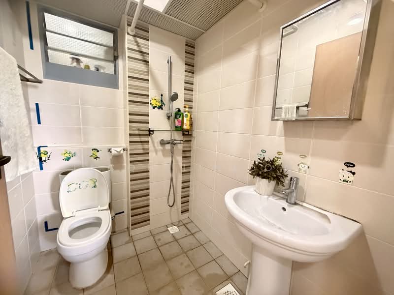 476A Upper Serangoon View HDB Flat For Sale at S$ 610,000 | PropertyGuru Singapore - Bathroom
