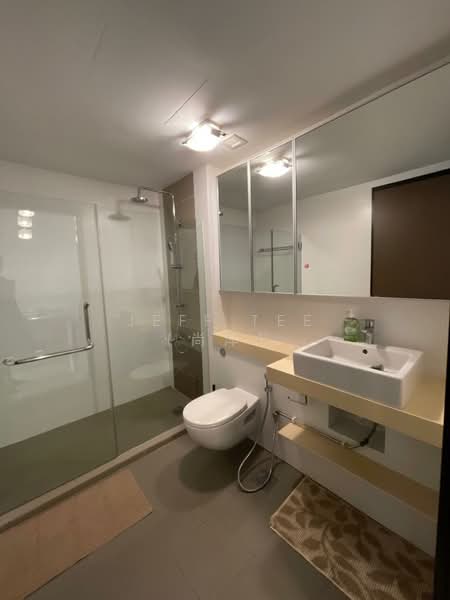 Bathroom with 2 access doors