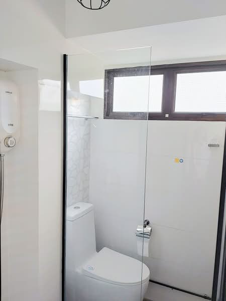 9 Gloucester Road HDB Flat For Sale at S$ 718,000 | PropertyGuru Singapore - Bathroom