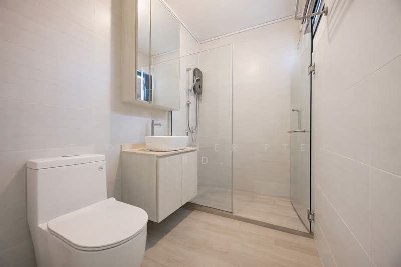 260 Tampines Street 21 HDB Flat For Sale at S$ 770,000 | PropertyGuru Singapore - Bathroom
