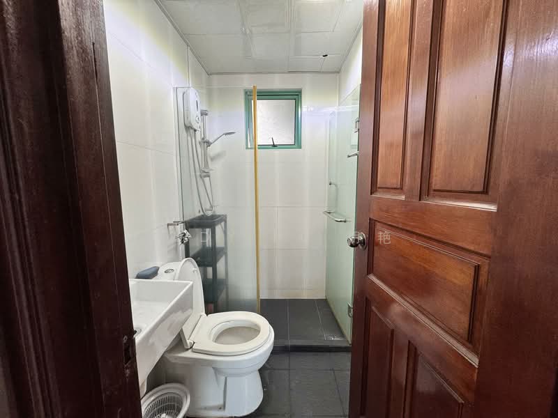 Balmy Court, 6 Lorong 27A Geylang, 4 Bedrooms, 1,066 sqft, Condominium For Rent, by Judy Hu 胡艳, 500071946 - Bathroom - PropertyGuru.com.sg