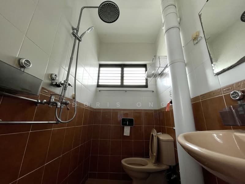 139 Tampines Street 11, 139 Tampines Street 11, 2 Bedrooms, 818 sqft, HDB Flat For Rent, by Doris Ong, 500071982 - Common Bathroom - PropertyGuru.com.sg