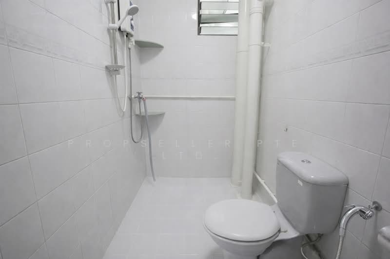 689 Jurong West Central 1 HDB Flat For Sale at S$ 608,000 | PropertyGuru Singapore - Bathroom
