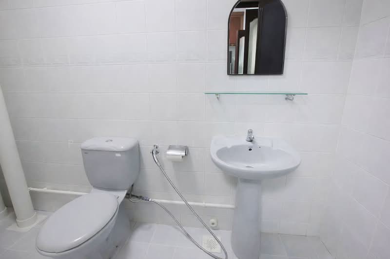 689 Jurong West Central 1 HDB Flat For Sale at S$ 608,000 | PropertyGuru Singapore - Bathroom