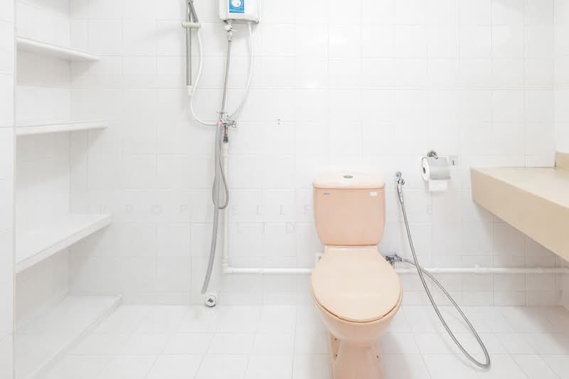 689 Jurong West Central 1 HDB Flat For Sale at S$ 608,000 | PropertyGuru Singapore - Bathroom