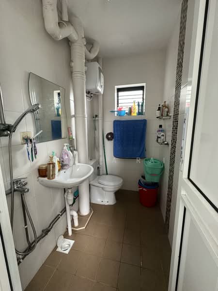 151 Woodlands Street 13 HDB Flat For Sale at S$ 428,999 | PropertyGuru Singapore - Bathroom