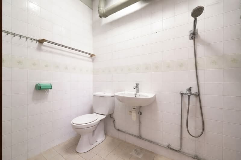 370 Woodlands Avenue 1 HDB Flat For Sale at S$ 798,000 | PropertyGuru Singapore - Bathroom