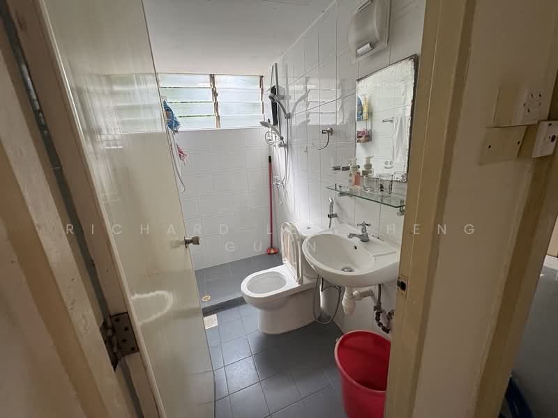 Pandan Valley Condominium For Sale at S$ 2,500,000 | PropertyGuru Singapore - Bathroom
