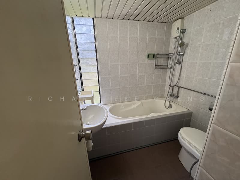 Pandan Valley Condominium For Sale at S$ 2,500,000 | PropertyGuru Singapore - Bathroom