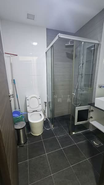 Viva Vista Apartment For Sale at S$ 988,000 | PropertyGuru Singapore - Bathroom