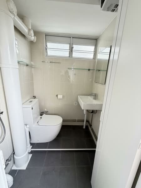 71 Bedok South Road, 71 Bedok South Road, 2 Bedrooms, 883 sqft, HDB Flat For Rent, by Kal Ong, 500072132 - Bathroom - PropertyGuru.com.sg