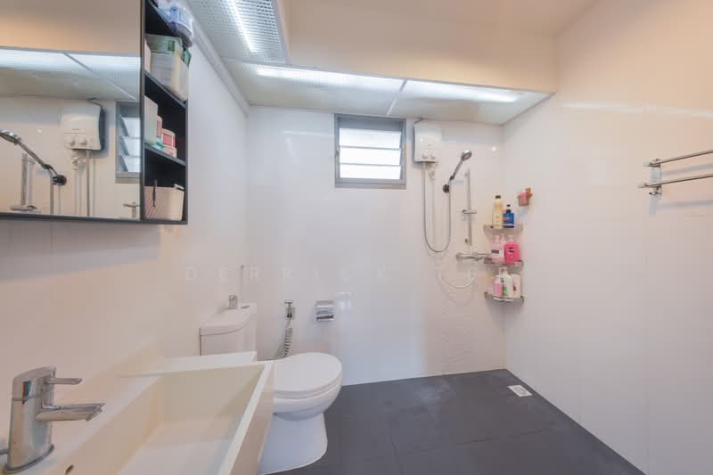 377A Hougang Street 32 HDB Flat For Sale at S$ 1,050,000 | PropertyGuru Singapore - Bathroom