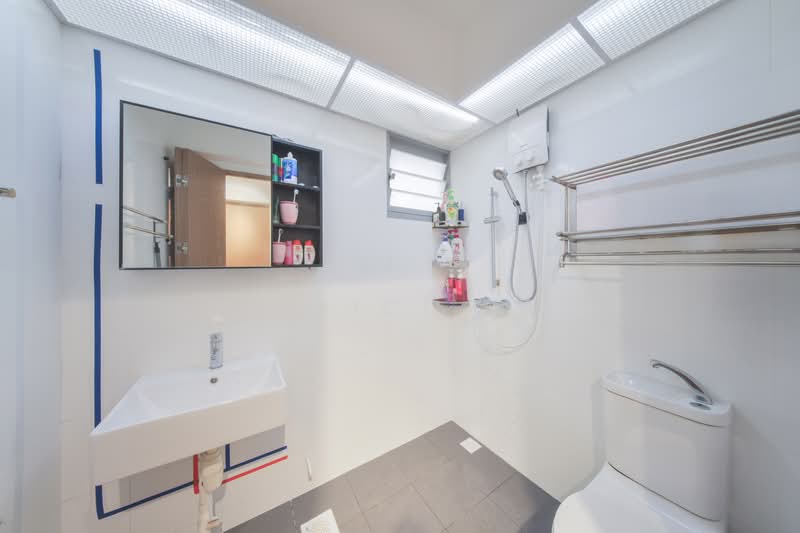 377A Hougang Street 32 HDB Flat For Sale at S$ 1,050,000 | PropertyGuru Singapore - Bathroom