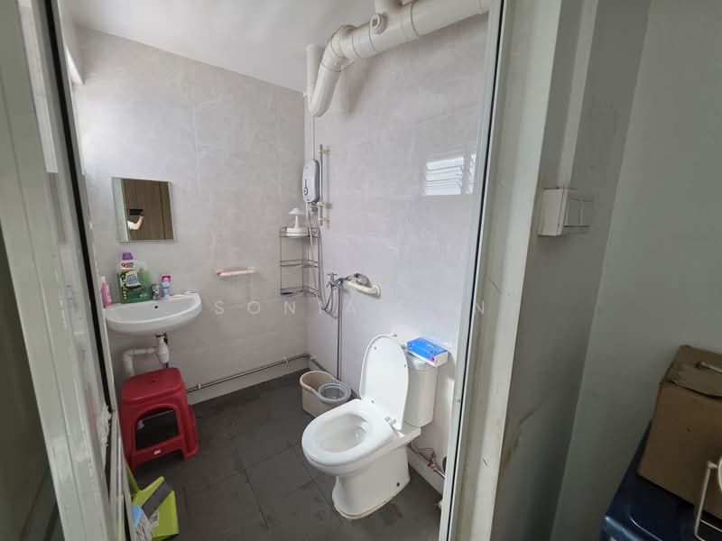 512 Hougang Avenue 10 HDB Flat For Sale at S$ 585,000 | PropertyGuru Singapore - Bathroom