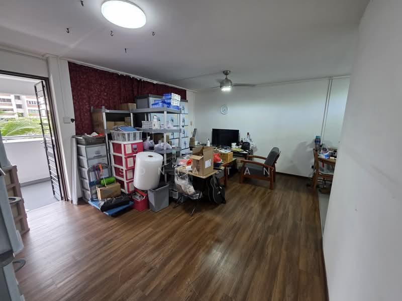 512 Hougang Avenue 10 HDB Flat For Sale at S$ 585,000 | PropertyGuru Singapore - Living Room