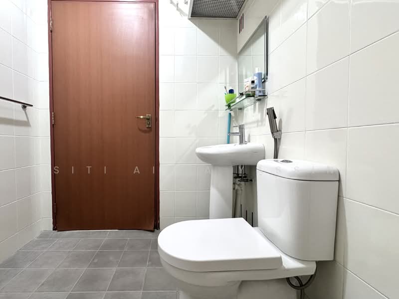 428A Yishun Avenue 11 HDB Flat For Sale at S$ 575,000 | PropertyGuru Singapore - Bathroom