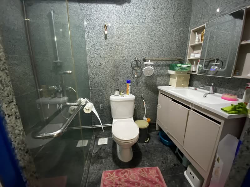 7 Lorong 7 Toa Payoh HDB Flat For Sale at S$ 1,000,000 | PropertyGuru Singapore - Bathroom