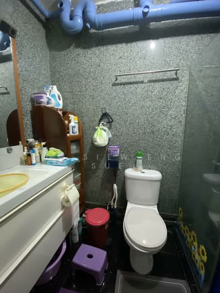 7 Lorong 7 Toa Payoh HDB Flat For Sale at S$ 1,000,000 | PropertyGuru Singapore - Bathroom